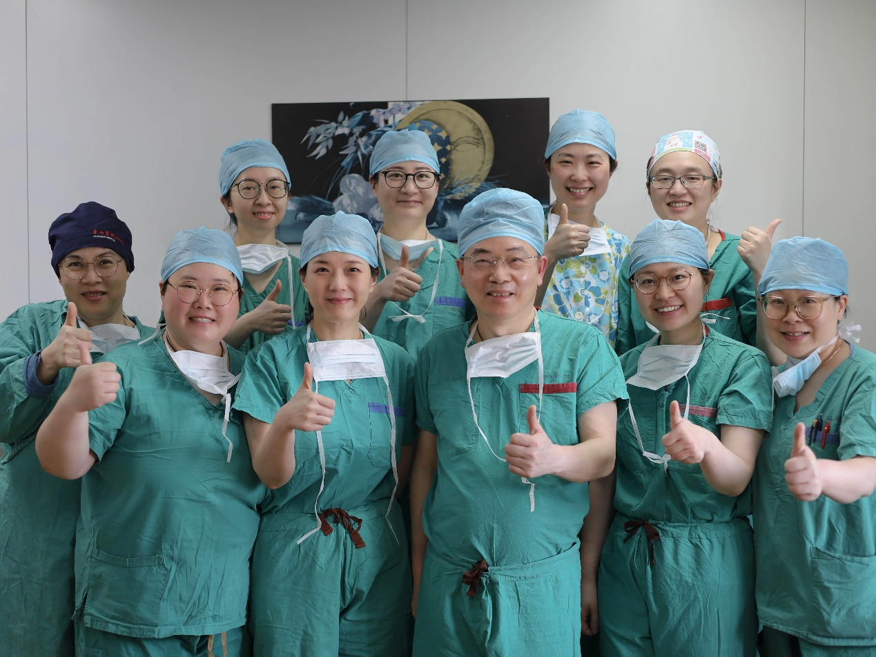 Huashan Hospital Performs Uniportal Robotic Total Mastectomy with Reconstruction and Robotic Radical Thyroidectomy