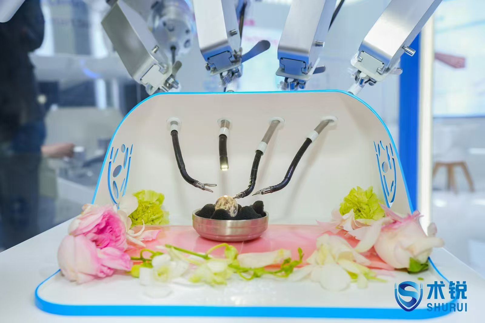 【CMEF Spotlight】 World's First Serpentine-arm Surgical Robot with Variable Orifice Technology and Shurui<sup>®</sup> S+suite Innovation Platform Launched