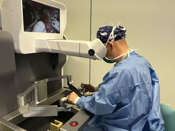 Successful Performance of China's First Snake-Arm Single-Port Robot-Assisted Pure Subcostal Single-Port Radical Resection of Right Lower Lobe Lung Cancer